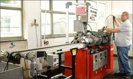 Nejmodern�j&scaron;&iacute; vytla�ovac&iacute; linka pro v&yacute;robu Viton-profil�