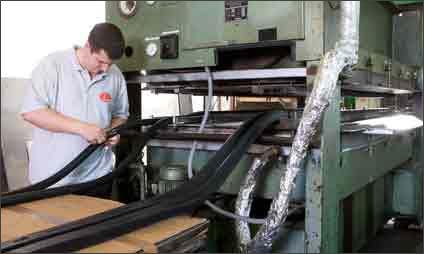 Gummi-Streifen- und Profil-Streifen-Fertigung mit Pressen mit einer Heizfl&auml;che von 1,3 m x 2,5 m